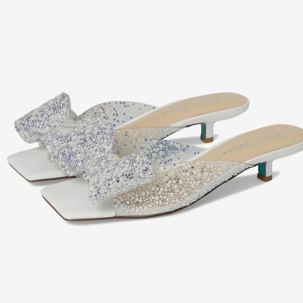 🤍🔹️Betsey Johnson🔹️ Babe Lucite Faux Pearl Bow Kitten Heels Size 6.5